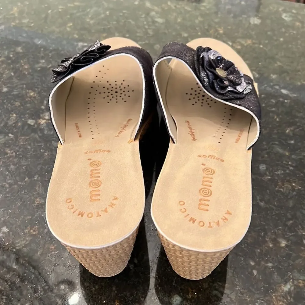 *Momo* Sz 39 Black Metalluc Glitter Camellia Floral Wedge Slides LN!